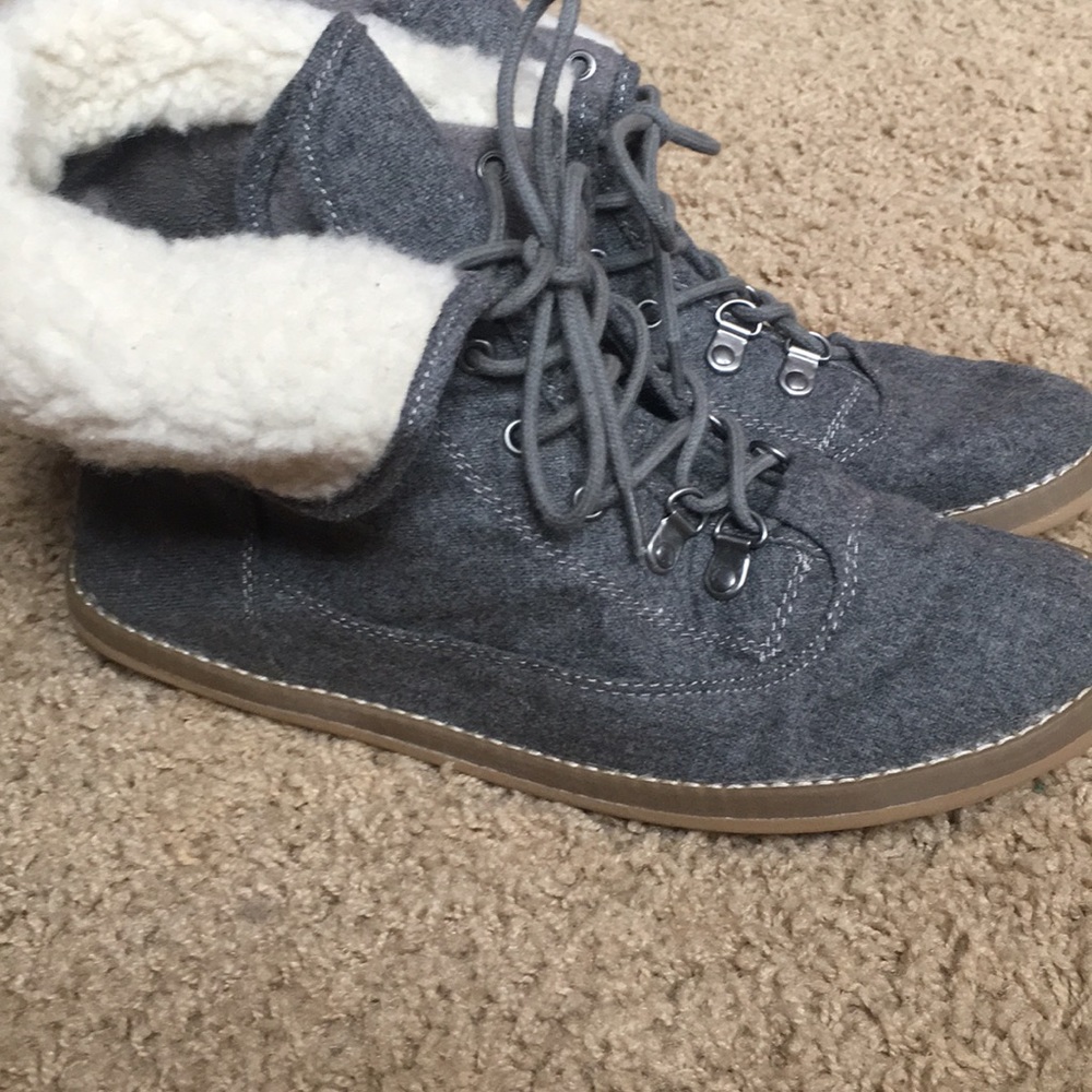 NWOT Women's Grey with Fur Trim Sneakers (size 10)